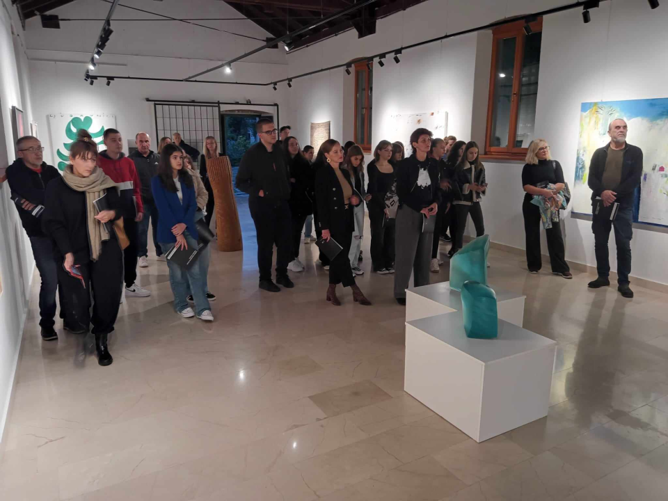 U galeriji Kninskog muzeja otvorena izložba 'Izdržati svom (nevoljenom) vremenu usprkos'