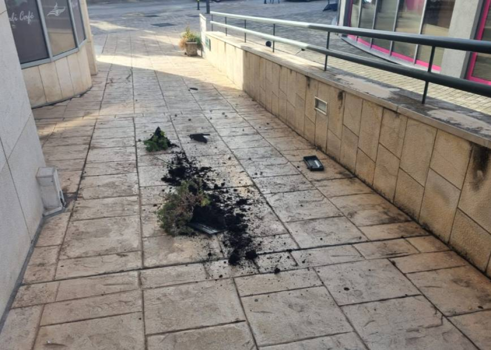 Vandali u centru Vodica porušili gredice sa cvijećem