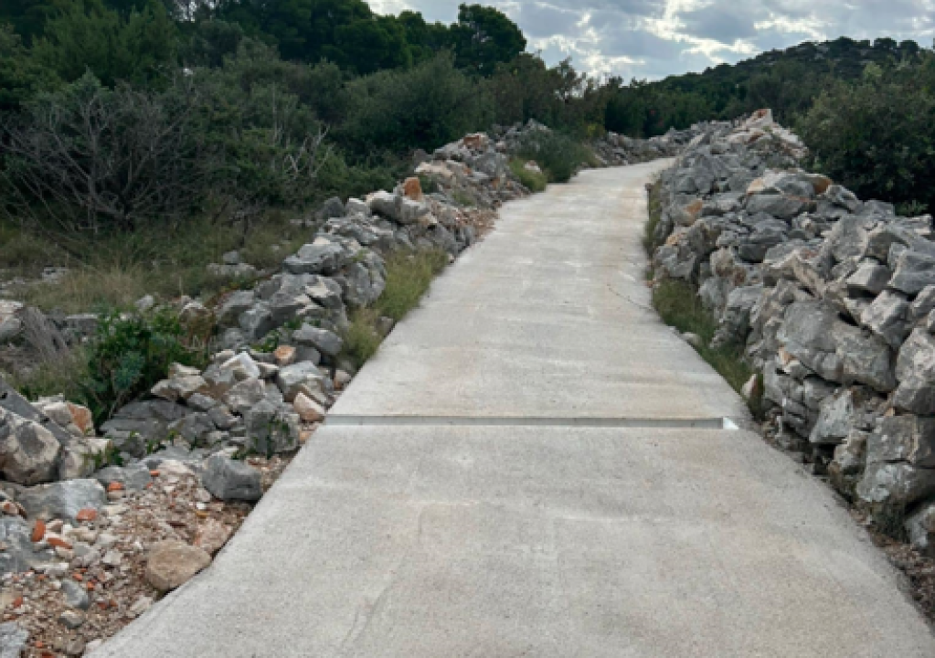 Uređenje šetnice na otoku Kapriju ide dalje: Grad Šibenik ugovorio radove vrijedne 76.404 eura