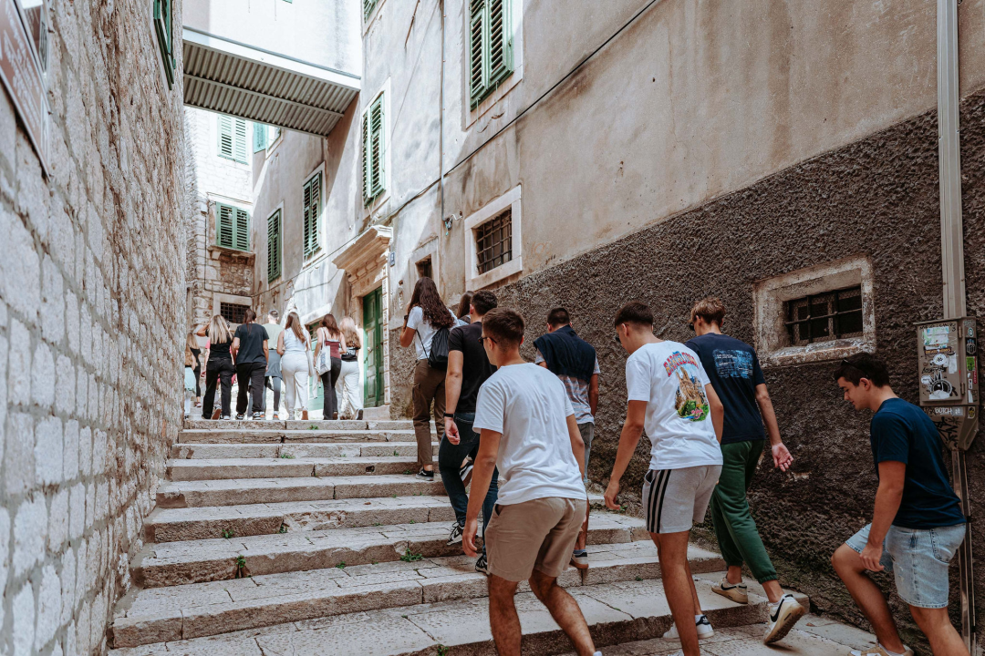Preko 300 šibenskih gimnazijalaca pohodilo tri tvrđave: 'Ma vidi koliko mladih, lipo li ih je vidit'