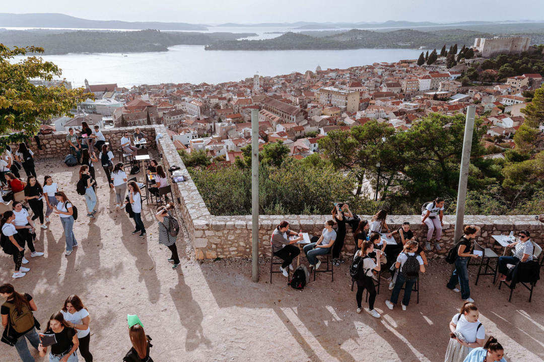 Preko 300 šibenskih gimnazijalaca pohodilo tri tvrđave: 'Ma vidi koliko mladih, lipo li ih je vidit'