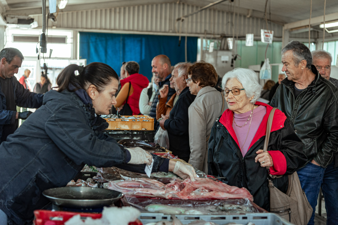 Prepuni banci na šibenskoj peškariji, kupaca ne fali, ali bira se jeftinije