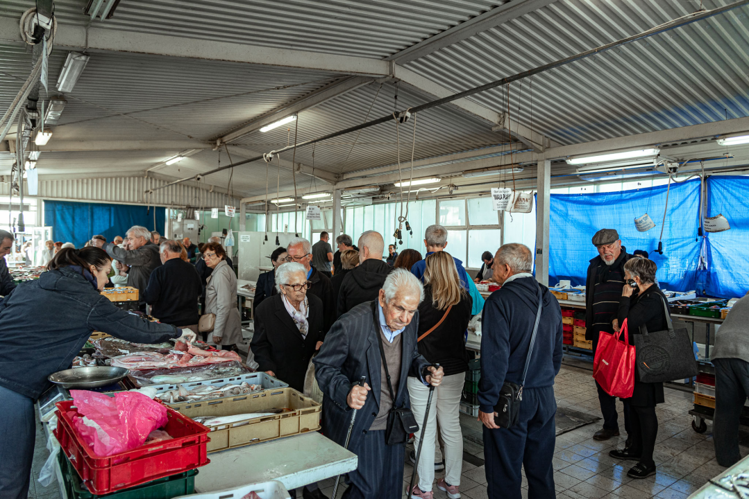 Prepuni banci na šibenskoj peškariji, kupaca ne fali, ali bira se jeftinije
