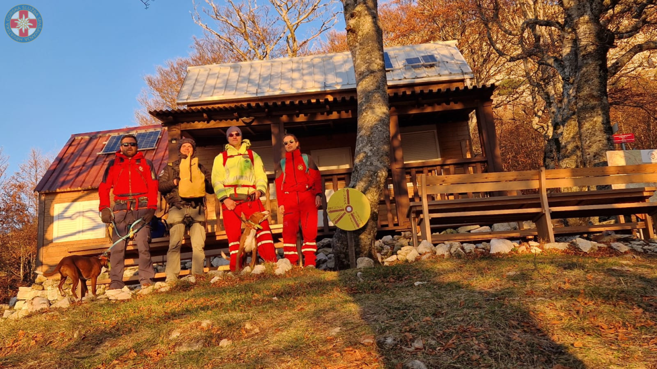 Šibenski HGSS-ovci spasili dva lovačka psa na surovom terenu Dinare
