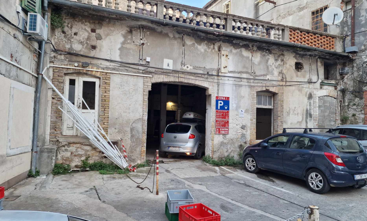 Zloglasna garaža u Šarinoj pekari još jednom opravdala nadimak: Rušio se strop po autima 