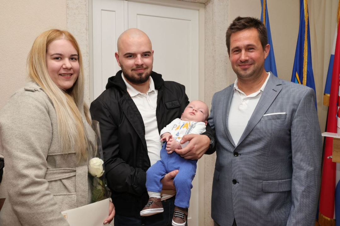 Općina Tisno dodijelila novčanu potporu za 27 vjenčanih parova i novorođenu djecu