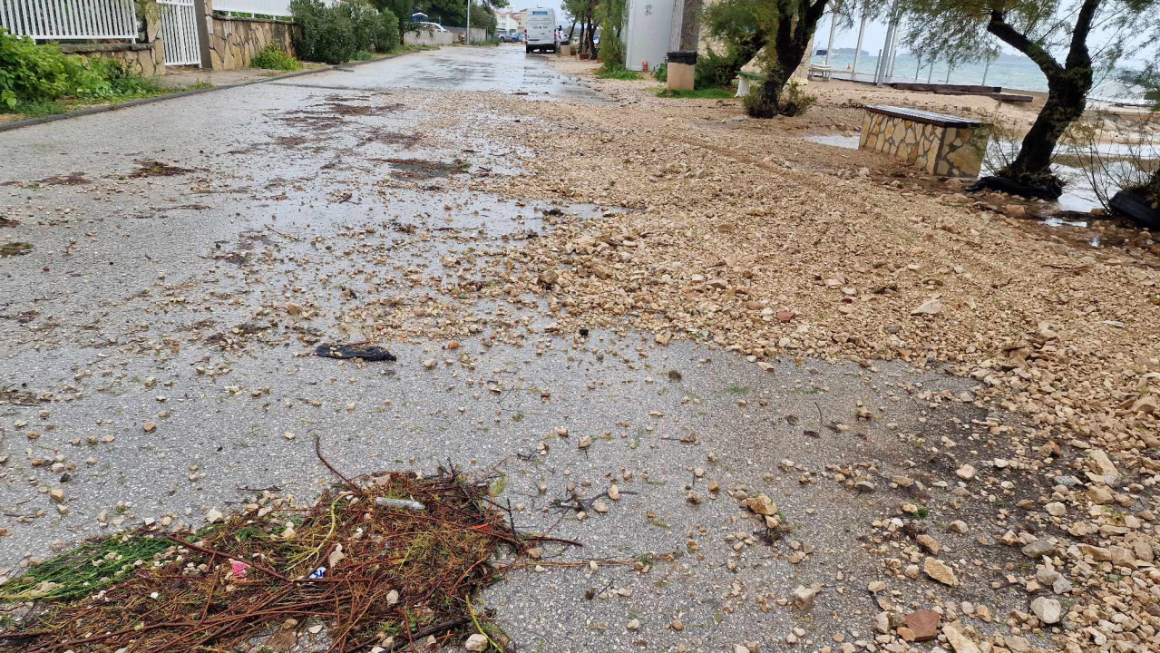 Nezadovoljni mještani Brodarice: Kiša s magistrale slijeva se po ulicama jer upojni bunar ne funkcionira