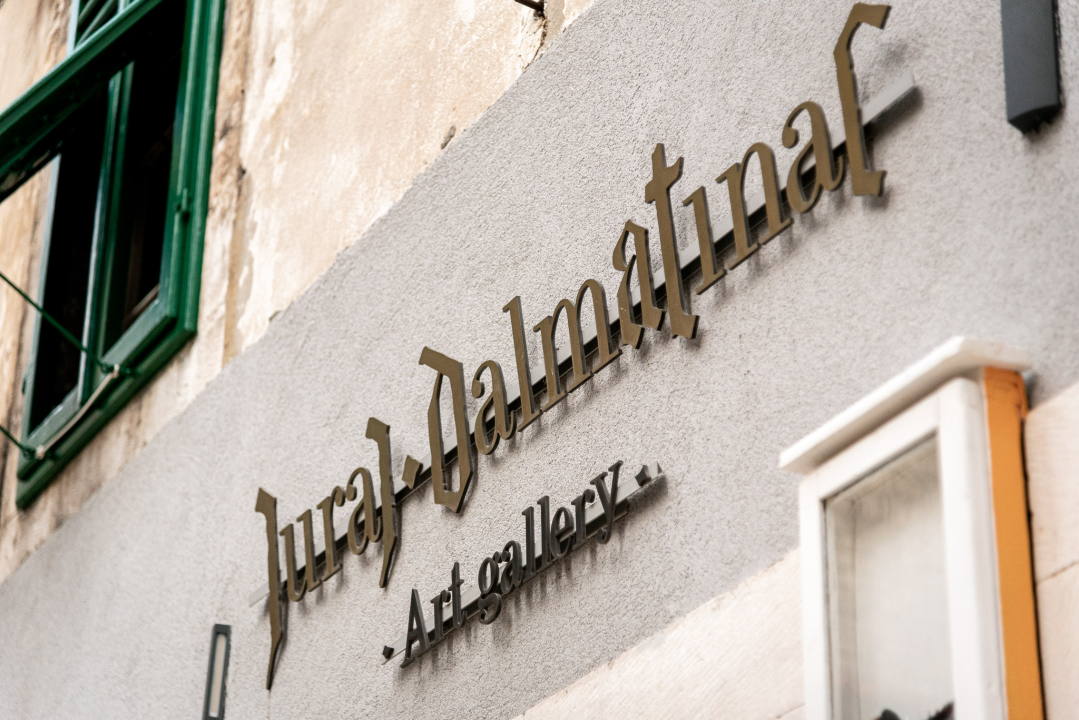 Božić je stigao u Galeriju Juraj Dalmatinac: Pronađite unikatne umjetnine i darove!