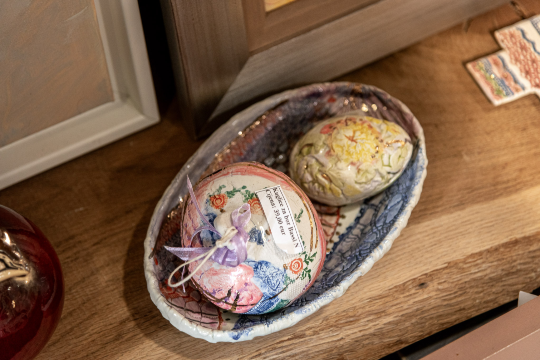 Božić je stigao u Galeriju Juraj Dalmatinac: Pronađite unikatne umjetnine i darove!