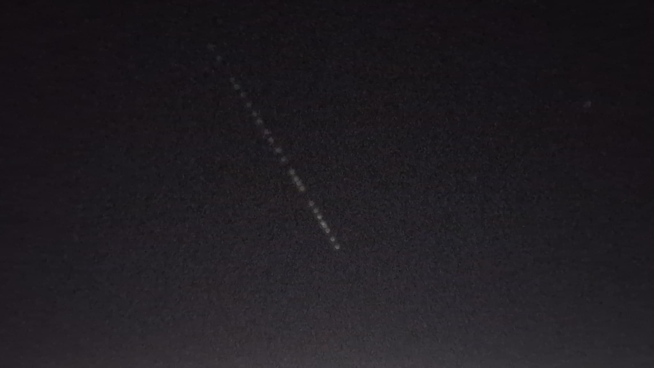 Nema panike, nisu vanzemaljci: Ova čudna crta na nebu iznad Šibenika su novi StarLink sateliti