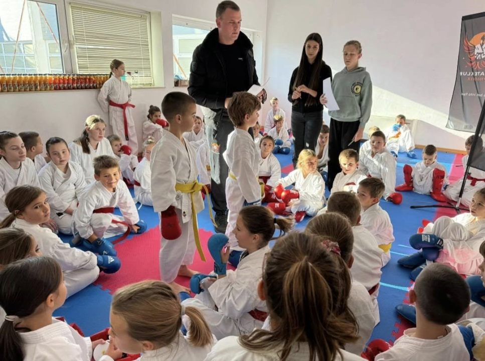 Policijski pas Tigar unio je veselje među mlade karataše u Murteru