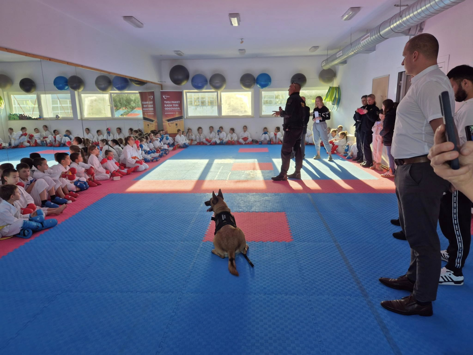 Policijski pas Tigar unio je veselje među mlade karataše u Murteru