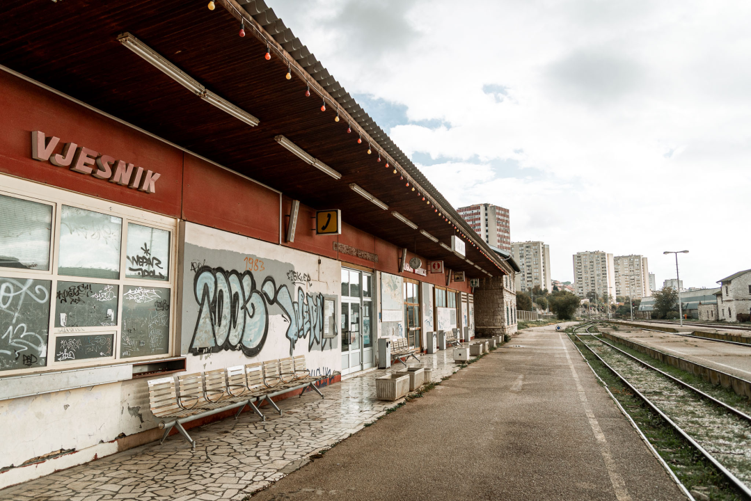 Crtica sa šibenskog željezničkog kolodvora: Nije nešto prometan, ali je zato jako fotogeničan 