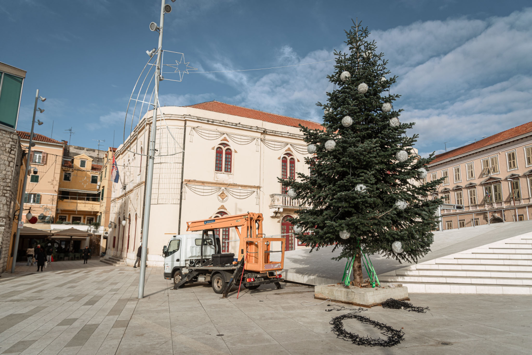 Korak po korak do blagdanskog sjaja: Kiti se prva prava šibenska jelka na Poljani