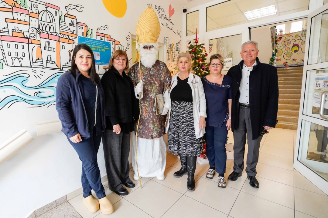  Burić u pratnji sv. Nikole razveselio mališane na šibenskoj pedijatriji