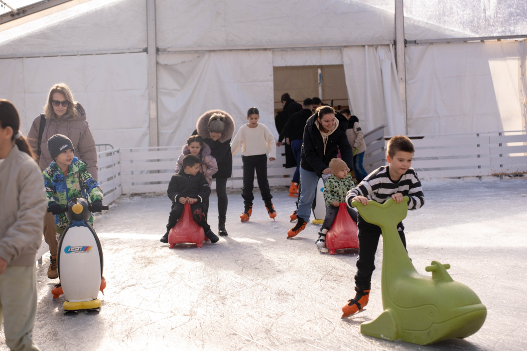 Toplina i zajedništvo: Kninski mališani na radionici izradili božićne borove