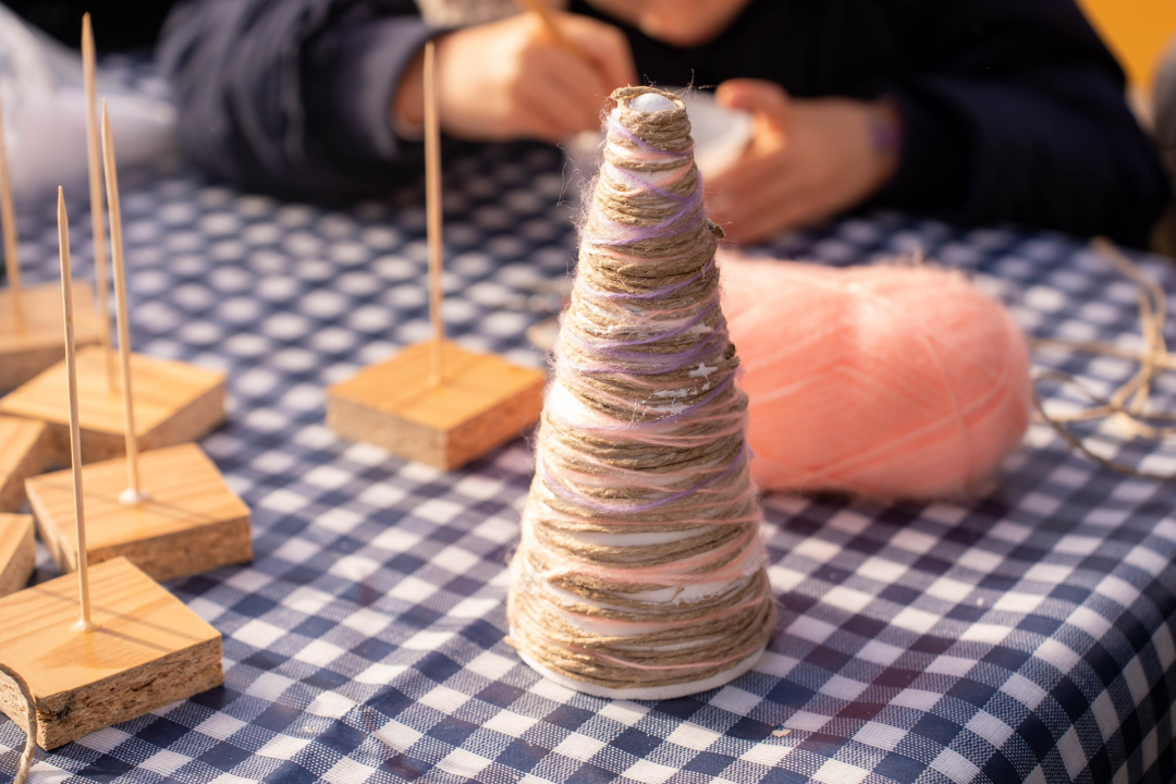 Toplina i zajedništvo: Kninski mališani na radionici izradili božićne borove