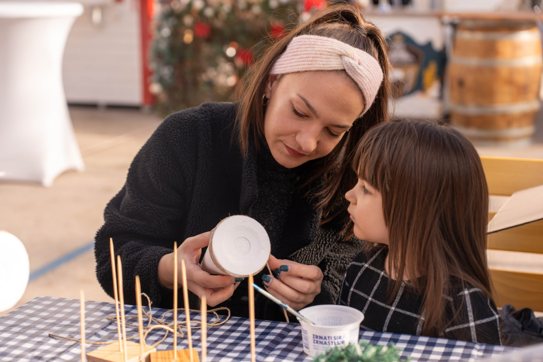 Toplina i zajedništvo: Kninski mališani na radionici izradili božićne borove