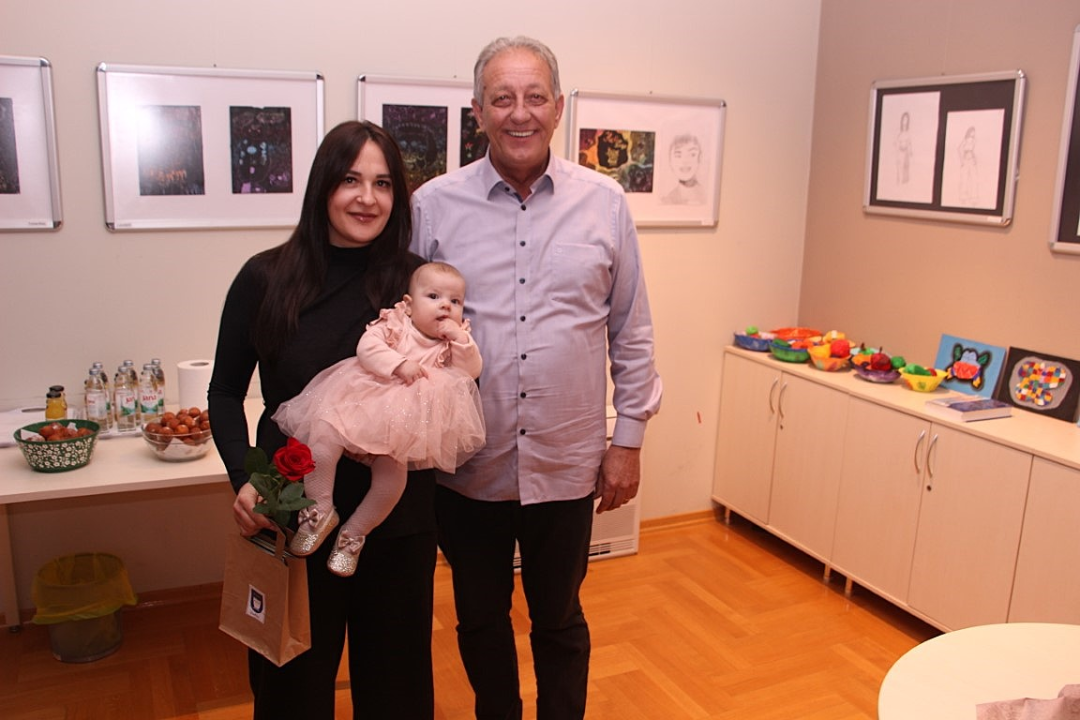 Babyboom u Vodicama: Ove godine 90 novorođenih, gradonačelnik poklonio eure i prigodne darove