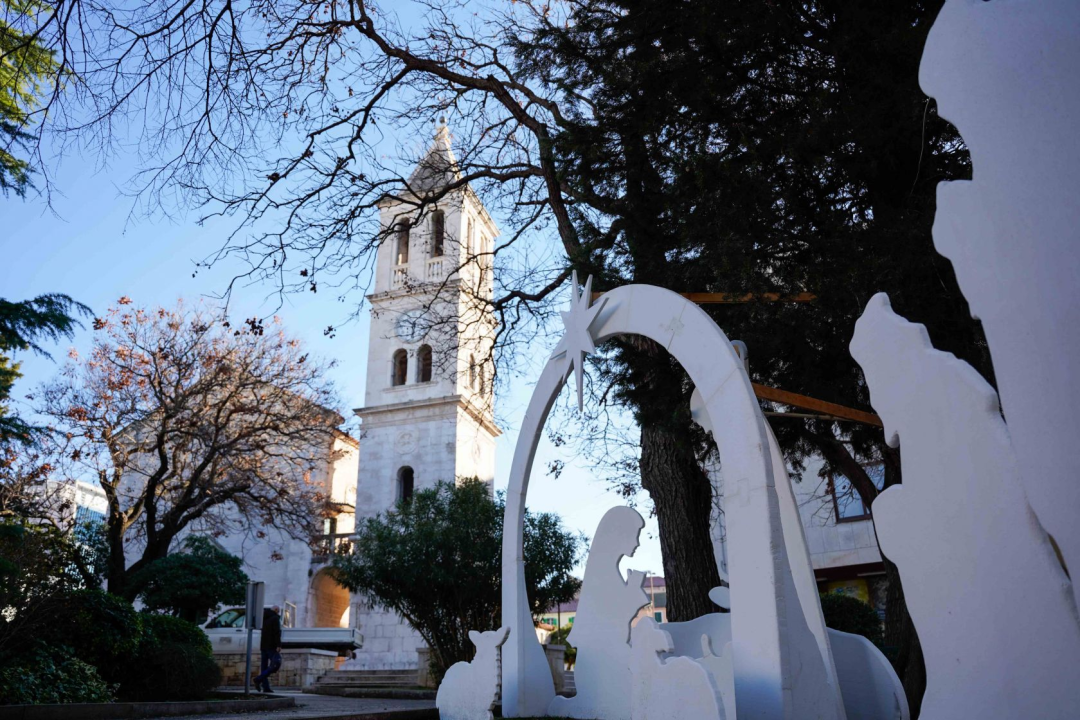 Ispred crkve Gospe van grada postavljene božićne jaslice umjetnika Borka Čelara