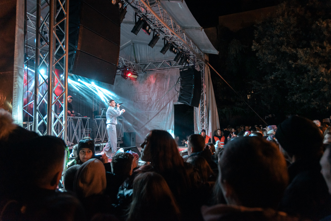 Grše napunio park, a bura nije omela Šibenčane da uglas pjevaju njegove najveće hitove