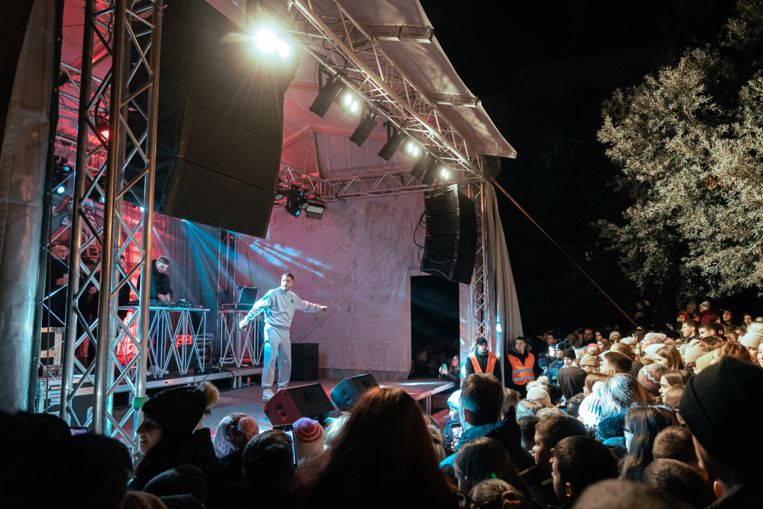 Grše napunio park, a bura nije omela Šibenčane da uglas pjevaju njegove najveće hitove