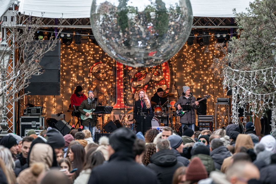 Tradicionalni koncert Fenixa: Šibenčanima bura ne ometa zabavu