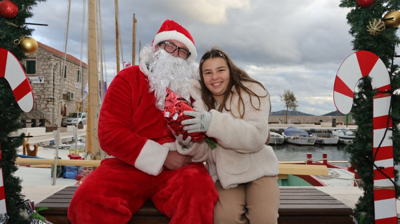 Djed Božićnjak darovao djecu u Općini Tisno