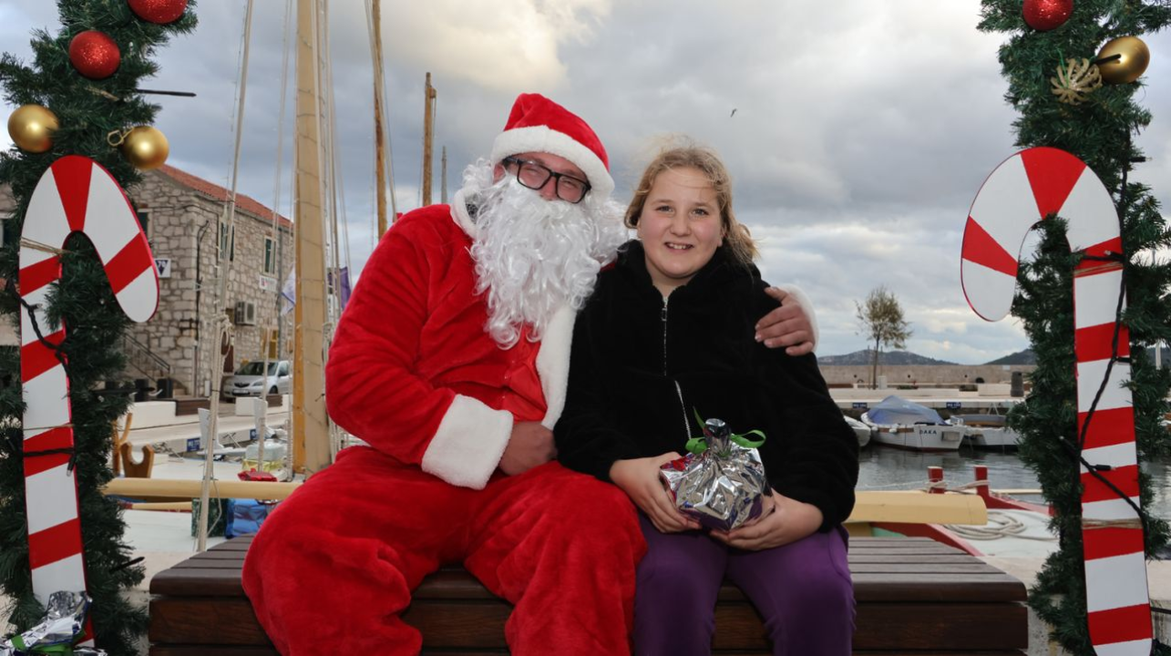 Djed Božićnjak darovao djecu u Općini Tisno