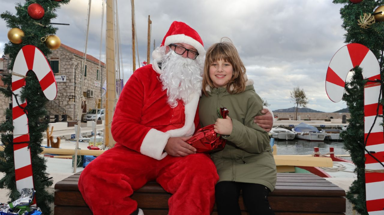 Djed Božićnjak darovao djecu u Općini Tisno