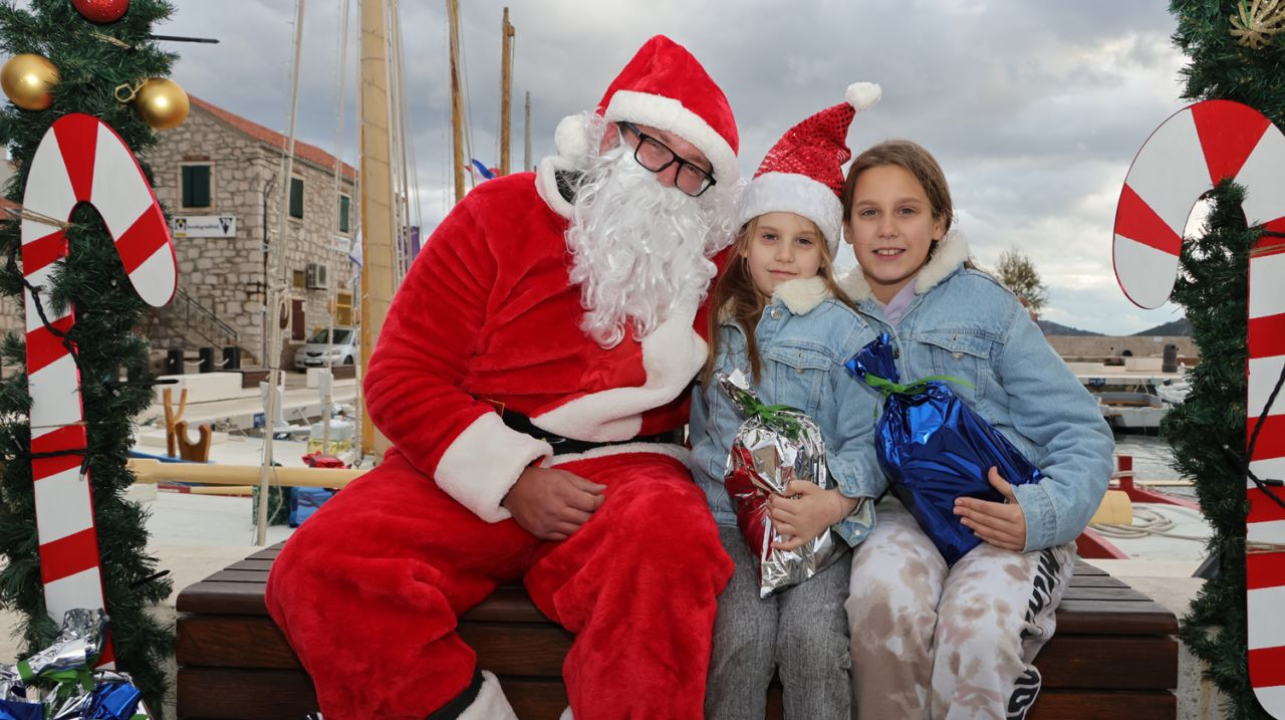 Djed Božićnjak darovao djecu u Općini Tisno
