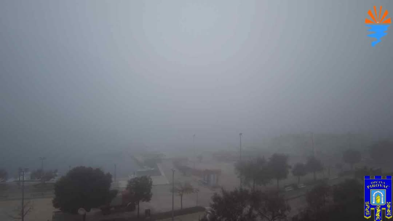 Gusta magla u gradu: Ovako trenutno izgleda pogled s Meteriza na Šibenik