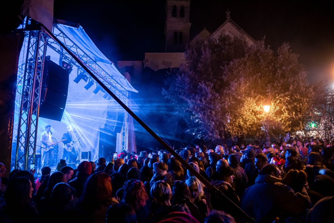 Odlična atmosfera: Šibenik je Novu godinu u đardinu dočekao uz Silente i Blue Vinil