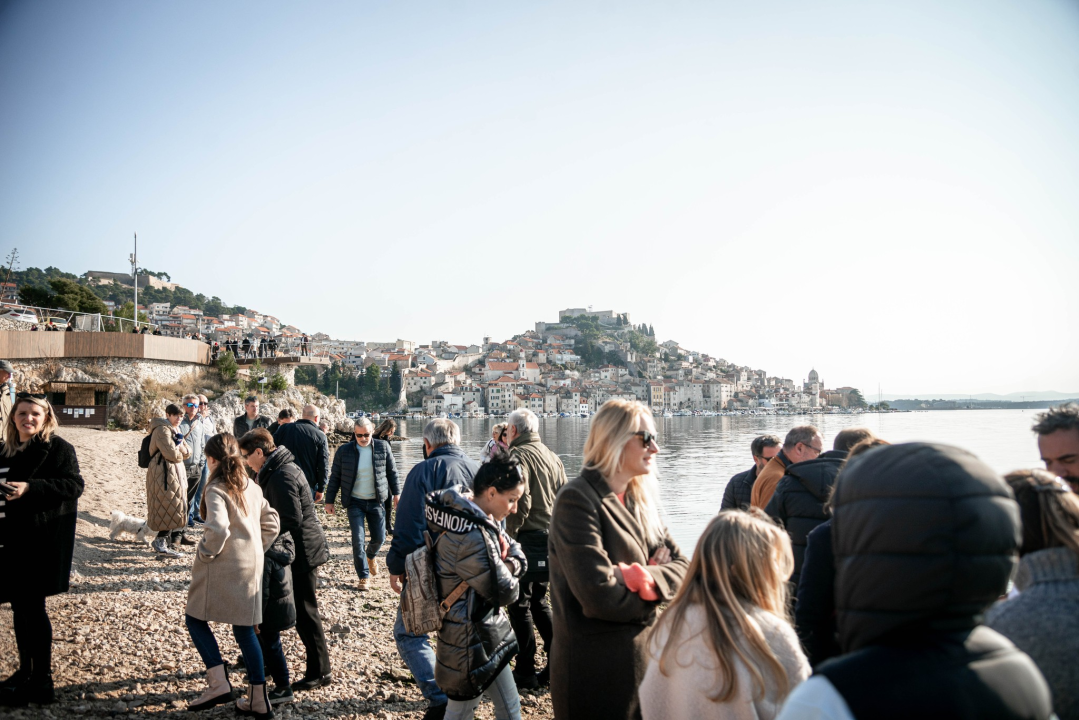Na svega 8 stupnjeva na kupanje na Banju odvažila se 24 kupača: U zrak pustili golubove i u svijet poslali poruku mira