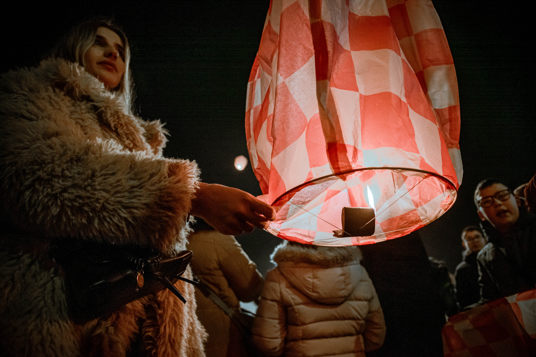 Prekrasan prizor: Lampioni dobrih želja pušteni s Poljane