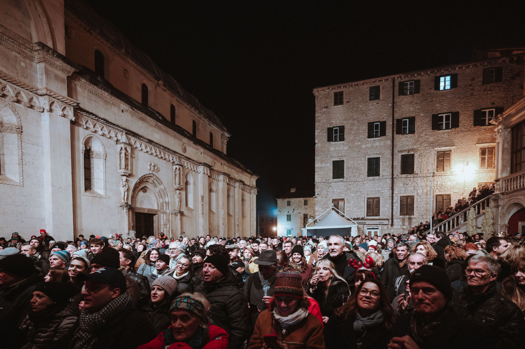 Šibenik 2025. dočekao u stilu: Plesalo se ispred dvije gradske pozornice!  