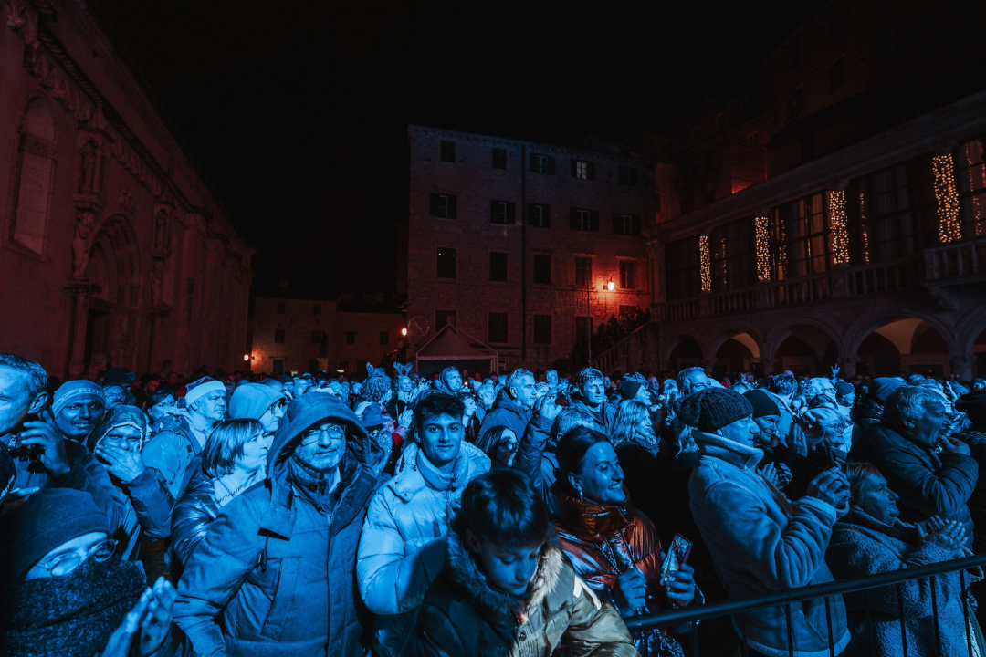 Šibenik 2025. dočekao u stilu: Plesalo se ispred dvije gradske pozornice!  