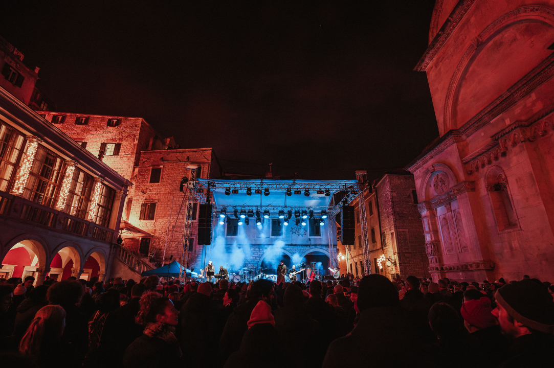 Šibenik 2025. dočekao u stilu: Plesalo se ispred dvije gradske pozornice!  