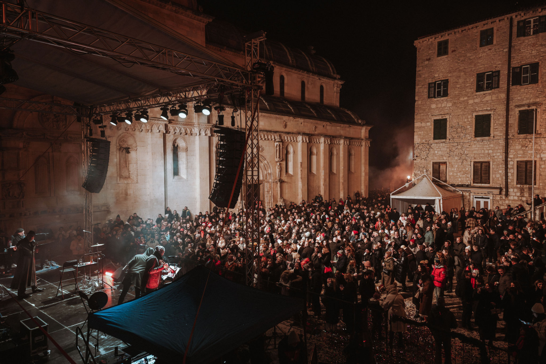 Šibenik 2025. dočekao u stilu: Plesalo se ispred dvije gradske pozornice!  