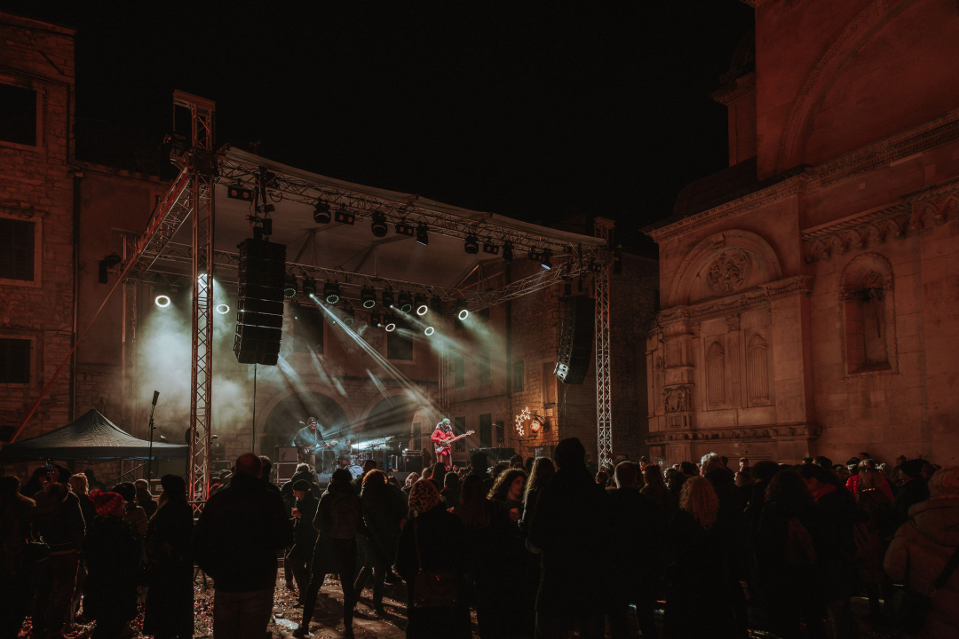 Šibenik 2025. dočekao u stilu: Plesalo se ispred dvije gradske pozornice!  