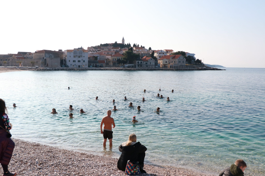 Hrabri primoštenski kupači nastavili tradiciju novogodišnje banjade
