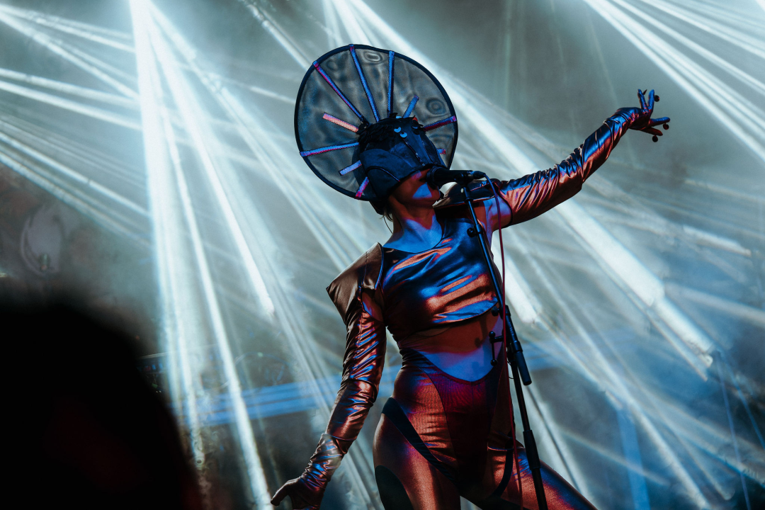 Maskirani Nipplepeople rasplesali sinoć Šibenačane u parku