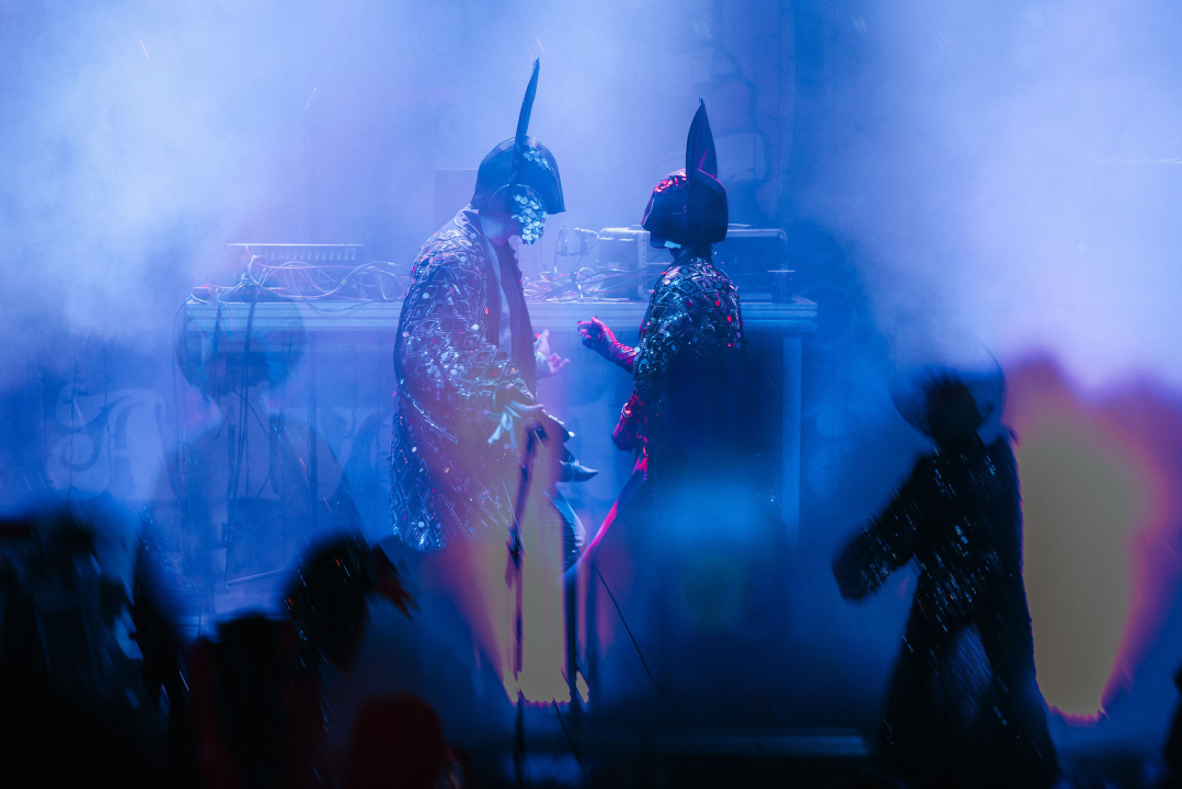 Maskirani Nipplepeople rasplesali sinoć Šibenačane u parku