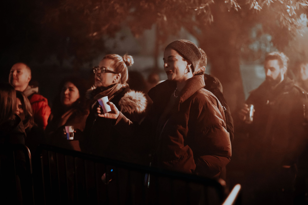 Maskirani Nipplepeople rasplesali sinoć Šibenačane u parku