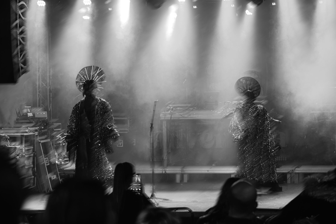 Maskirani Nipplepeople rasplesali sinoć Šibenačane u parku