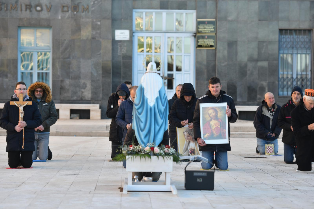 Prva je subota u mjesecu: Molitelji opet klečali pred gradskom upravom, a aktivistice im transparentom sakrile pogled