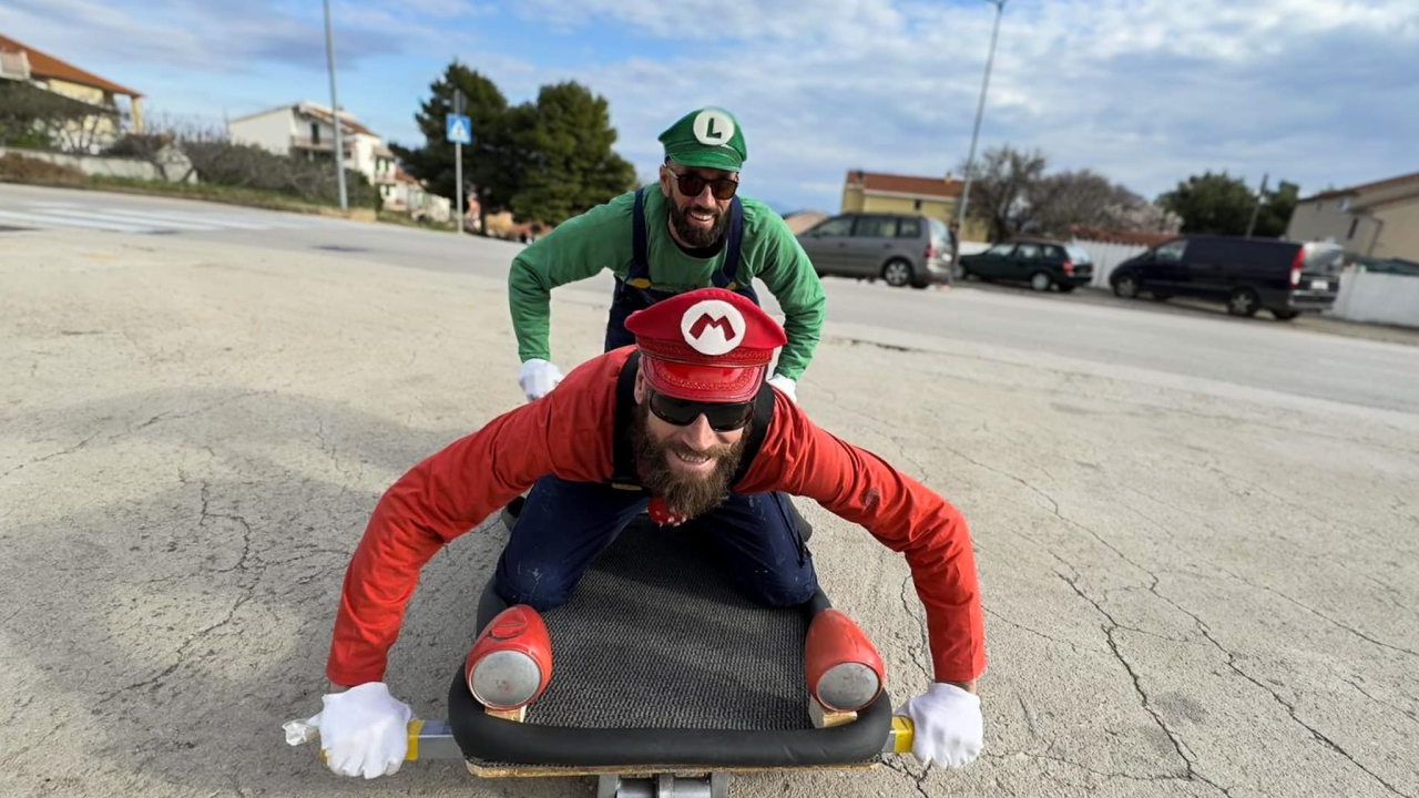 Smijeh i adrenalin zavladali vodičkim ulicama: Trka karića vratila se u velikom stilu