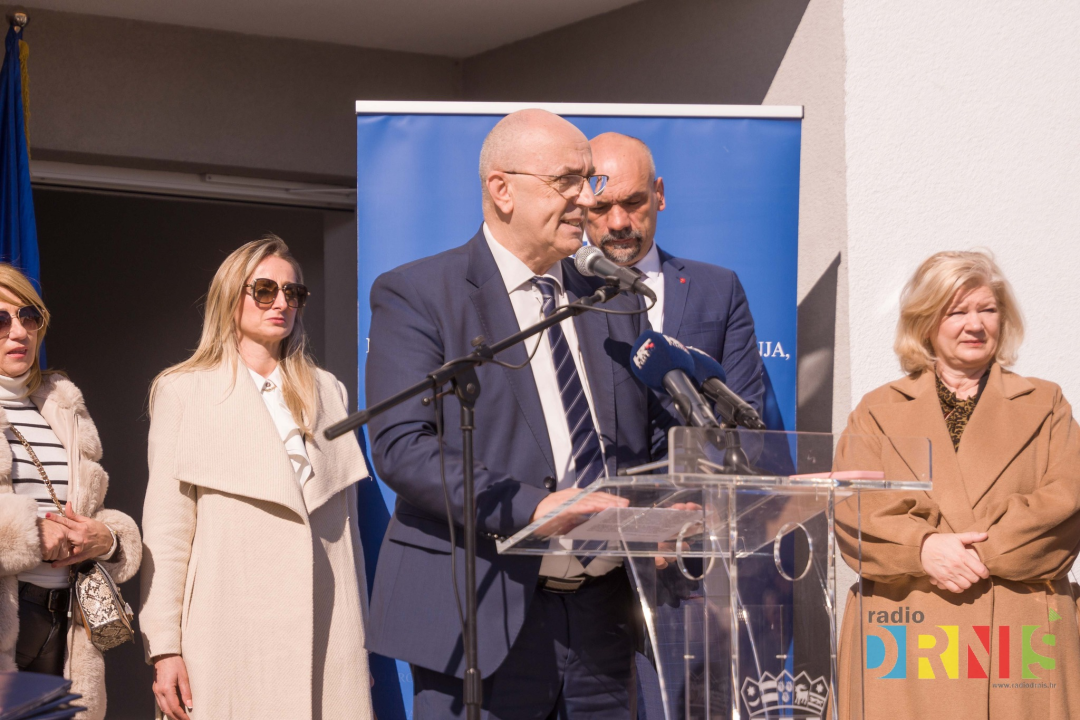 Župan Jelić i gradonačelnik Drniša uručili 13 ključeva stanarima višestambene zgrade 