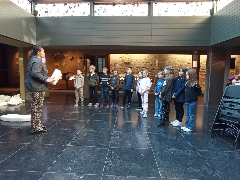 Mali meštri: Šibenski osnovnoškolci gradili bunju u Muzeju grada Šibenika 