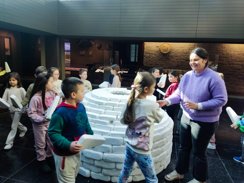 Mali meštri: Šibenski osnovnoškolci gradili bunju u Muzeju grada Šibenika 